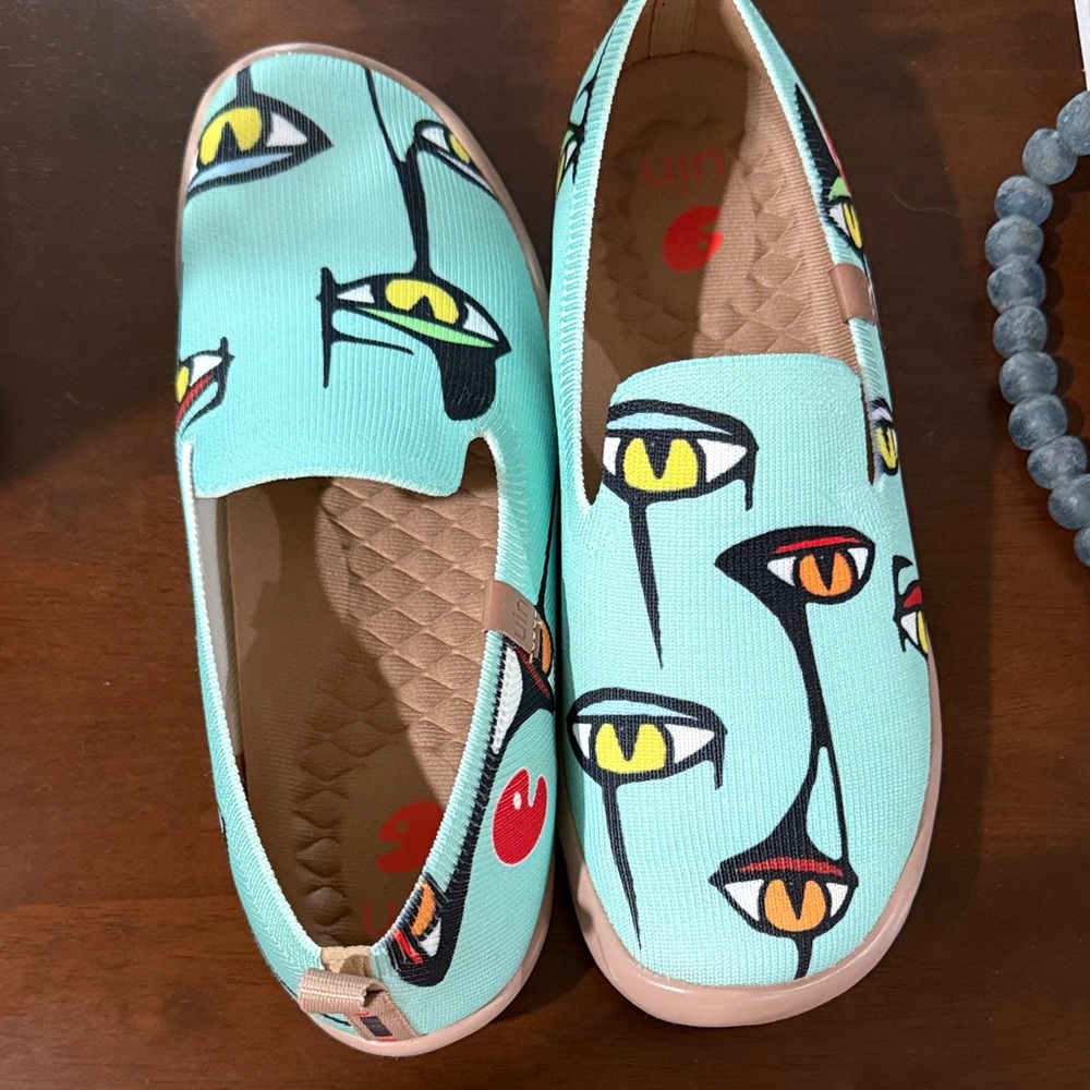 UIN Aqua Slip-On Flats with Eye Design